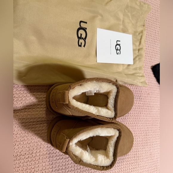 UGG- Classic Ultra Mini - Picture 2 of 4